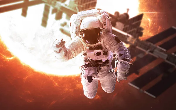 Astronaut och rymdstation framför brinnande stjärna. Mänskligheten i rymden. Delar av denna bild tillhandahålls av NASA — Stockfoto