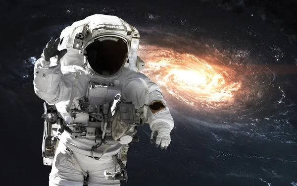 Űrhajós az űrsétányon, EVA, fantasztikus sci-fi tapéta. A kép elemeit a NASA bocsátotta rendelkezésre — Stock Fotó
