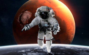 Gezegen önünde astronotla Mars. Güneş sistemi. Bu görüntünün elementleri NASA tarafından desteklenmektedir
