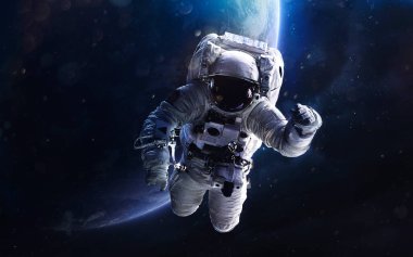 Astronot. Derin uzay görüntüsü, yüksek çözünürlüklü bilim kurgu fantezisi duvar kağıdı ve baskı için idealdir. Bu görüntünün elementleri NASA tarafından desteklenmektedir