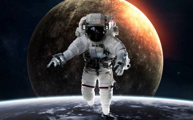 Gezegen önünde astronot olan Merkür. Güneş sistemi. Bu görüntünün elementleri NASA tarafından desteklenmektedir