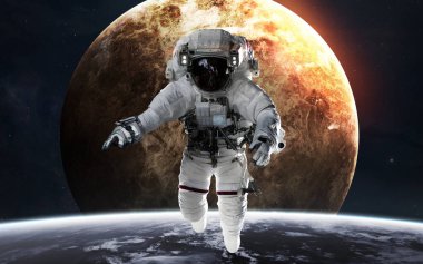 Gezegenin önünde astronot olan Venüs. Güneş sistemi. Bu görüntünün elementleri NASA tarafından desteklenmektedir
