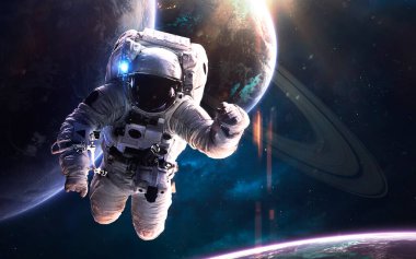 Uzay yürüyüşünde bir astronot. Derin uzay görüntüsü, yüksek çözünürlüklü bilim kurgu fantezisi duvar kağıdı ve baskı için idealdir. Bu görüntünün elementleri NASA tarafından desteklenmektedir