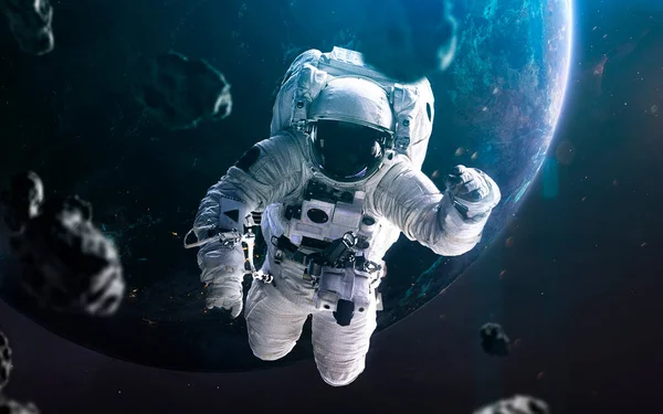 Astronaut ruimtewandelend, geweldig science fiction behang, Aarde planeet. Elementen van deze afbeelding geleverd door NASA — Stockfoto