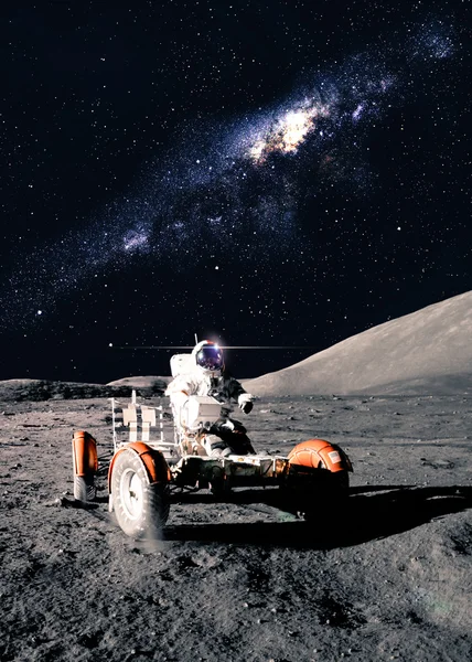 Astronauta drives rover — Fotografia de Stock