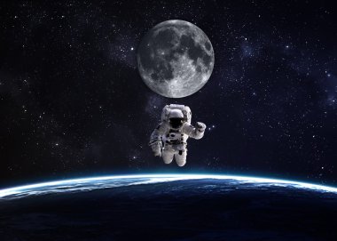 Uzaydaki astronot, Dünya gezegeninin arka planına karşı. Bu görüntünün elementleri NASA tarafından desteklenmektedir.