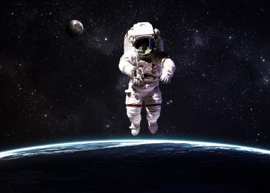 Uzaydaki astronot, Dünya gezegeninin arka planına karşı.