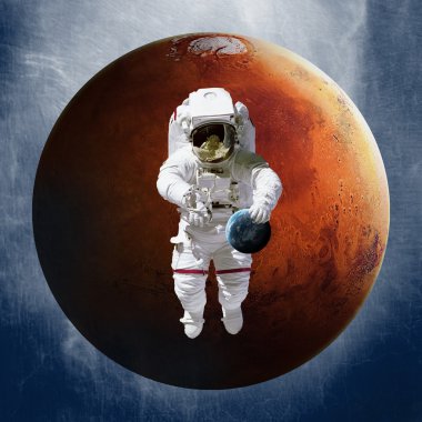 Astronot, elinde bir gezegen Dünya'ya karşı Mars üzerinde tutan