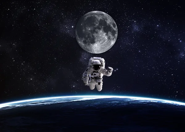 Űrhajós az űrben a Föld bolygó hátterében. A kép elemeit a NASA bocsátotta rendelkezésre. — Stock Fotó
