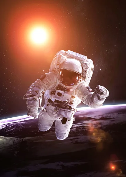 Astronaut in outer space against the backdrop of the planet — Stock Photo, Image