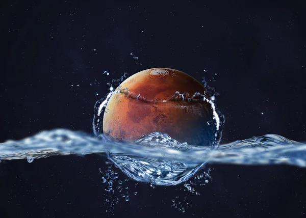 Обнаружена жидкая вода на планете Марс, великое научное открытие. Элементы этого изображения предоставлены НАСА — стоковое фото
