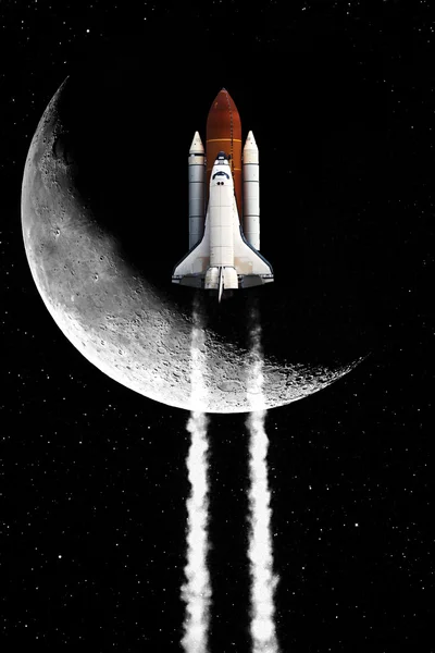 Ruimteshuttle vertrekt op een missie. Elementen van deze afbeelding geleverd door NASA — Stockfoto