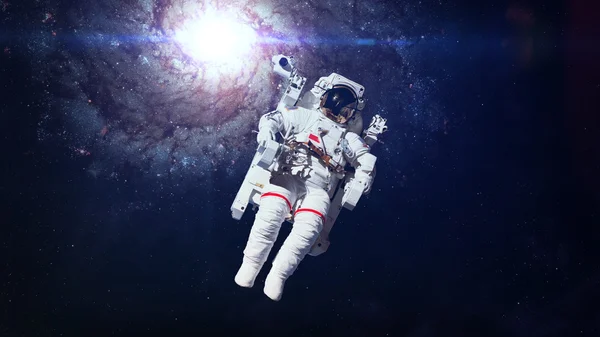 Астронавт в космосе. Элементы этого изображения предоставлены НАСА. — стоковое фото