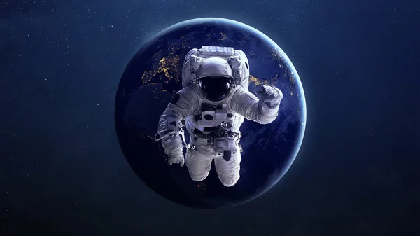Astronauta en el espacio exterior contra el telón de fondo del planeta Tierra. Elementos de esta imagen proporcionados por la NASA. — Foto de Stock