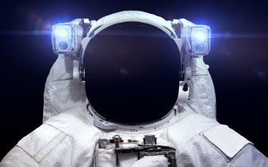 Astronot uzayda. Uzay yürüyüşü. Nasa tarafından döşenmiş bu görüntü unsurları