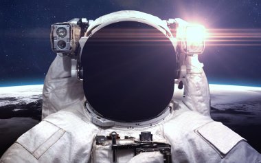Astronot uzayda. Uzay yürüyüşü. Nasa tarafından döşenmiş bu görüntü unsurları