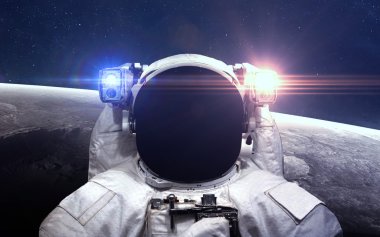 Astronot uzayda. Uzay yürüyüşü. Nasa tarafından döşenmiş bu görüntü unsurları