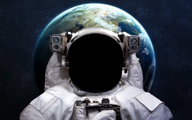 Astronot uzayda. Uzay yürüyüşü. Nasa tarafından döşenmiş bu görüntü unsurları