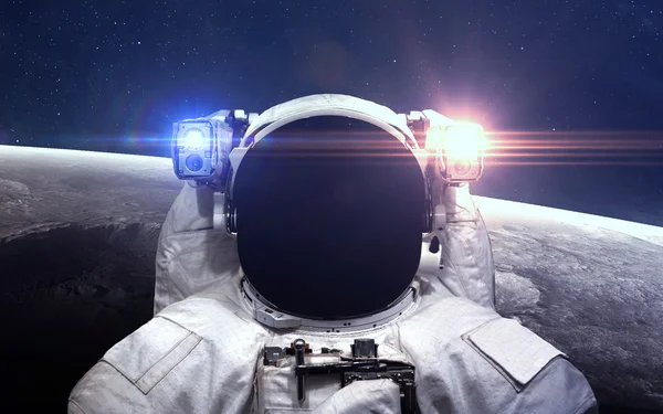 Астронавт в космічному просторі. ПКД в місії. Елементи цього зображенні мебльовані НАСА — стокове фото
