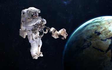 Astronot uzayda gezegenin zemin karşı. Nasa tarafından döşenmiş bu görüntü unsurları.