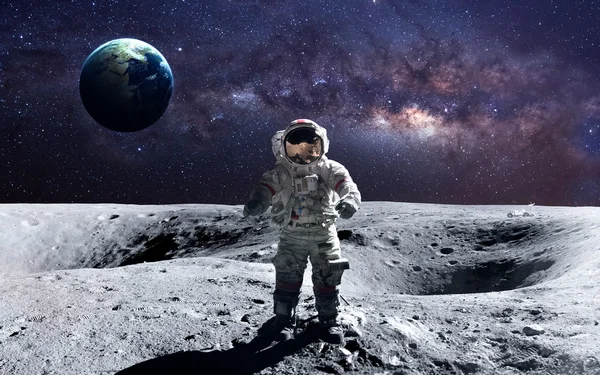 Modig astronaut på rymdpromenad på månen. Denna bildelement från Nasa. — Stockfoto