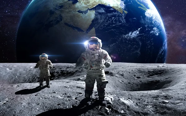 Tapferer Astronaut beim Raumspaziergang auf dem Mond. dieses Bildelemente von nasa. — Stockfoto