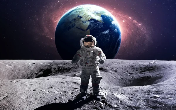 Храбрый астронавт в космосе на Луне. Элементы изображения предоставлены НАСА . — стоковое фото
