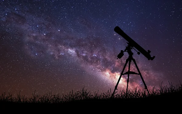 望遠鏡のシルエットと無限の空間の背景。Nasa から提供されたこのイメージ エレメント. — ストック写真