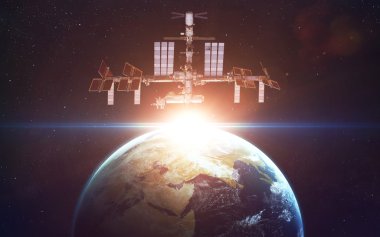 Dünya üzerindeki Uluslararası Uzay İstasyonu. Bu görüntünün elementleri NASA tarafından desteklenmektedir