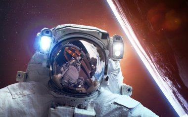Dünya gezegeni üzerinde uzayda astronot. Nasa tarafından döşenmiş bu görüntü unsurları