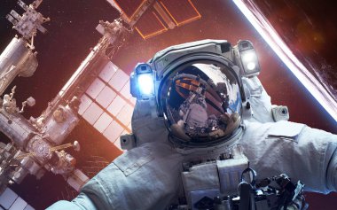 Uluslararası Uzay İstasyonu ile astronot Dünya gezegeni üzerinde. Nasa tarafından döşenmiş bu görüntü unsurları