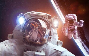 Dünya gezegeni üzerinde uzayda astronot. Nasa tarafından döşenmiş bu görüntü unsurları