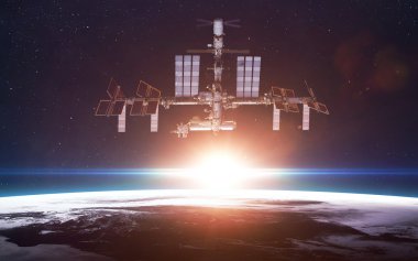 Dünya üzerindeki Uluslararası Uzay İstasyonu. Bu görüntünün elementleri NASA tarafından desteklenmektedir