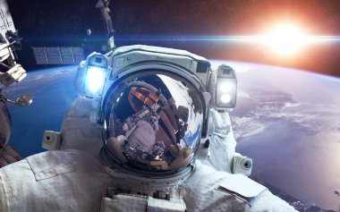 Uluslararası Uzay İstasyonu ile astronot Dünya gezegeni üzerinde. Nasa tarafından döşenmiş bu görüntü unsurları