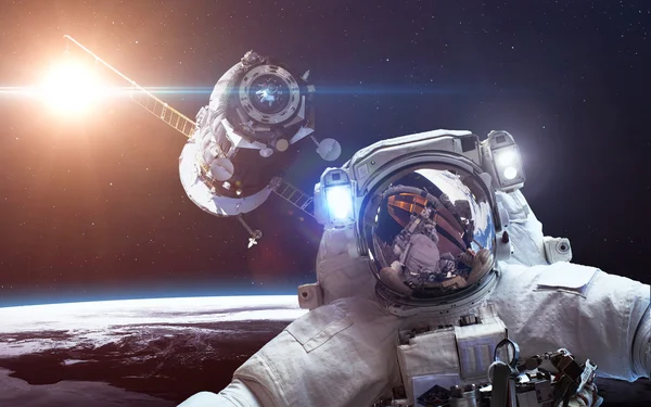 Nave espacial Soyuz orbitando a Terra. Elementos desta imagem fornecidos pela NASA — Fotografia de Stock
