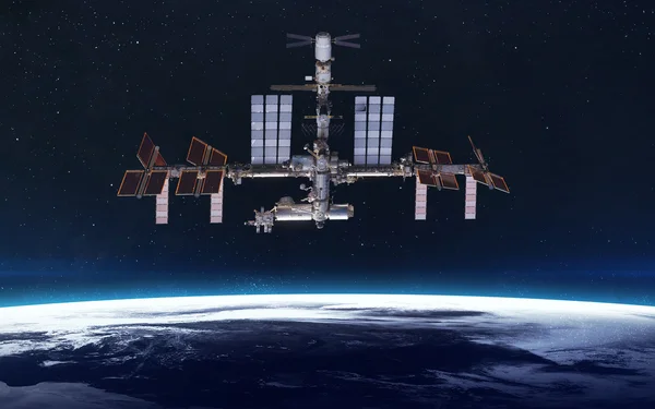 Stația Spațială Internațională deasupra planetei Pământ. Elemente ale acestei imagini furnizate de NASA — Fotografie, imagine de stoc