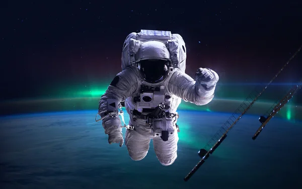 Uluslararası Uzay İstasyonu ile astronot Dünya gezegeni üzerinde. Nasa tarafından döşenmiş bu görüntü unsurları — Stok fotoğraf