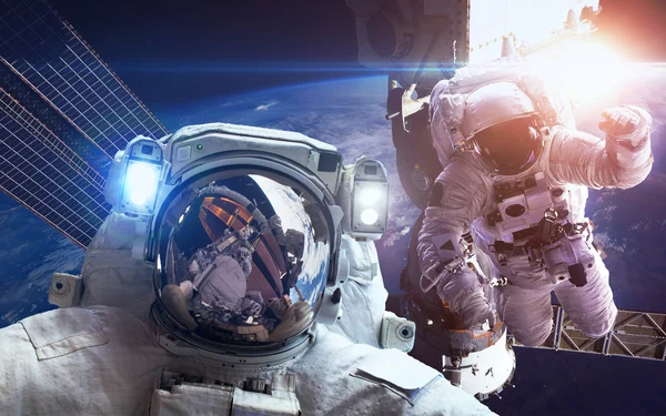 Estação Espacial Internacional com astronautas sobre o planeta Terra. Elementos desta imagem fornecidos pela NASA — Fotografia de Stock