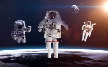 Uzaydaki astronot, Dünya gezegeninin arka planına karşı. Bu görüntünün elementleri NASA tarafından desteklenmektedir
