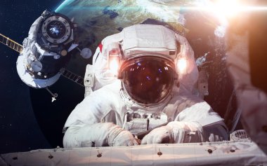 Uzaydaki astronot, Dünya gezegeninin arka planına karşı. Bu görüntünün elementleri NASA tarafından desteklenmektedir