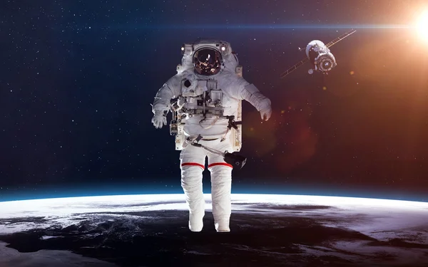 Űrhajós az űrben a Föld bolygó hátterében. A kép elemeit a NASA bocsátotta rendelkezésre — Stock Fotó