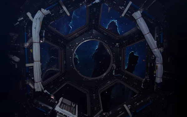 Una finestra rotonda su una stazione spaziale. Questo elemento immagine fornito dalla NASA — Foto Stock
