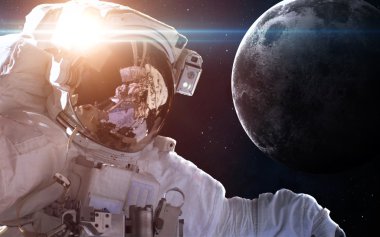 Dünya gezegeni üzerinde uzayda astronot. Nasa tarafından döşenmiş bu görüntü unsurları