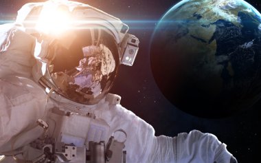 Dünya gezegeni üzerinde uzayda astronot. Nasa tarafından döşenmiş bu görüntü unsurları