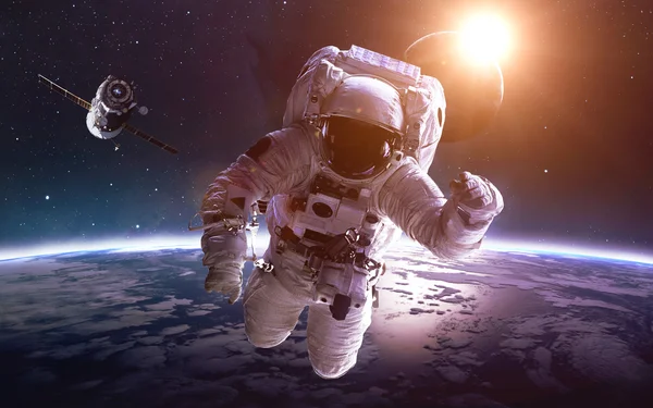 Αστροναύτης στο διάστημα πέρα από τον πλανήτη γη. Στοιχεία αυτής της εικόνας επιπλωμένα από τη Nasa — Φωτογραφία Αρχείου