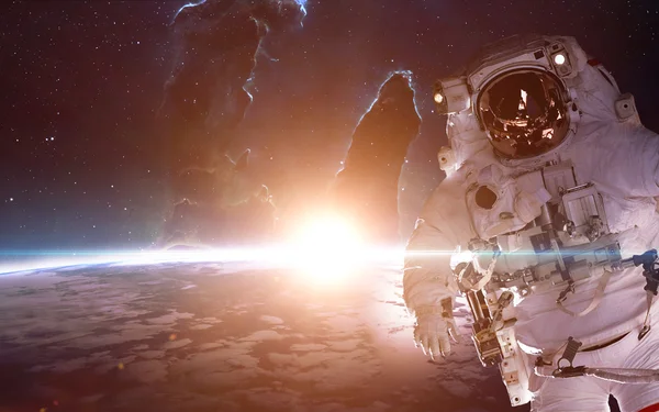 Űrhajós az űrben a föld felett. Ez a kép a Nasa berendezett elemei — Stock Fotó