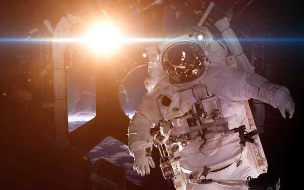 Stația Spațială Internațională cu astronaut deasupra planetei Pământ. Elemente ale acestei imagini furnizate de NASA — Fotografie, imagine de stoc