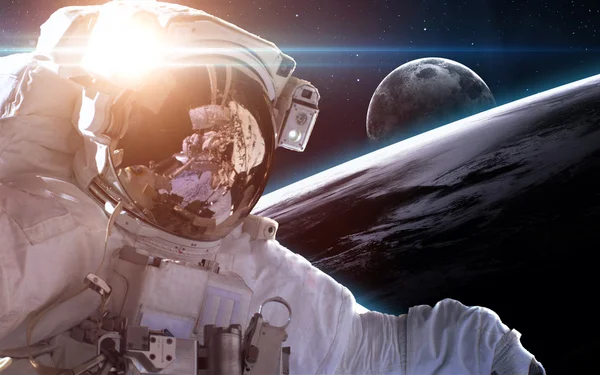 Космонавт в космосе над планетой Земля. Элементы этого изображения предоставлены НАСА — стоковое фото