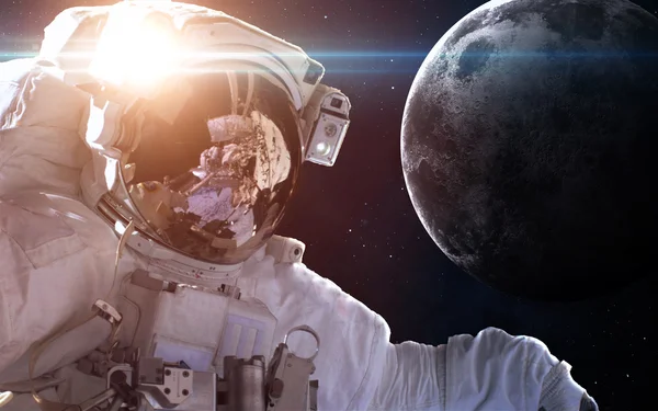 Dünya gezegeni üzerinde uzayda astronot. Nasa tarafından döşenmiş bu görüntü unsurları