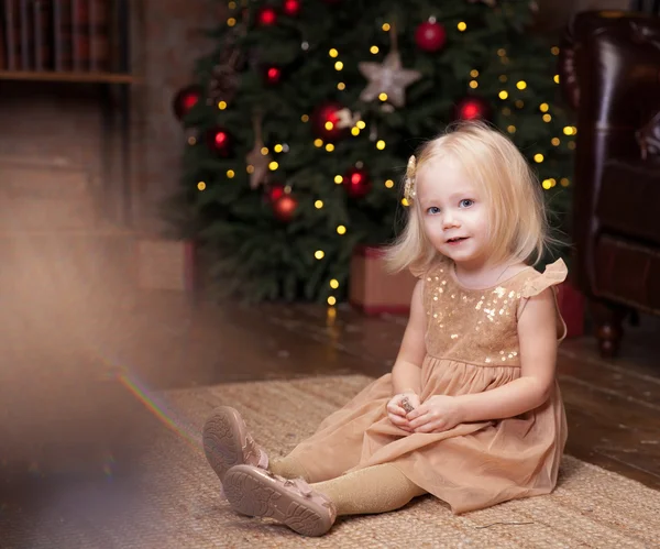 クリスマス ツリーの下の少女 ストック画像